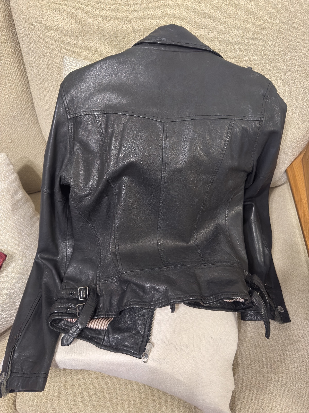 黑色M碼真皮皮褸，多年冇著，有小小瑕疵
